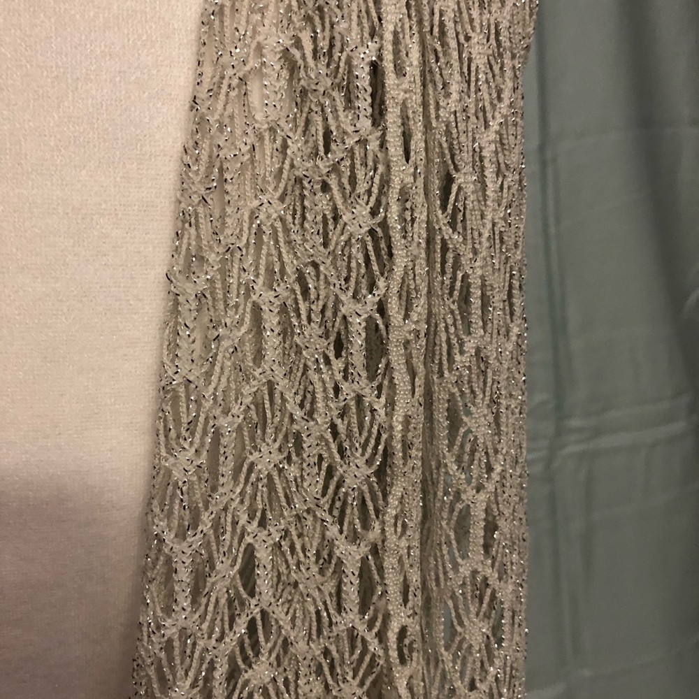 Off white scarf with crochet pattern and fringe ends - Picture 2 of 3